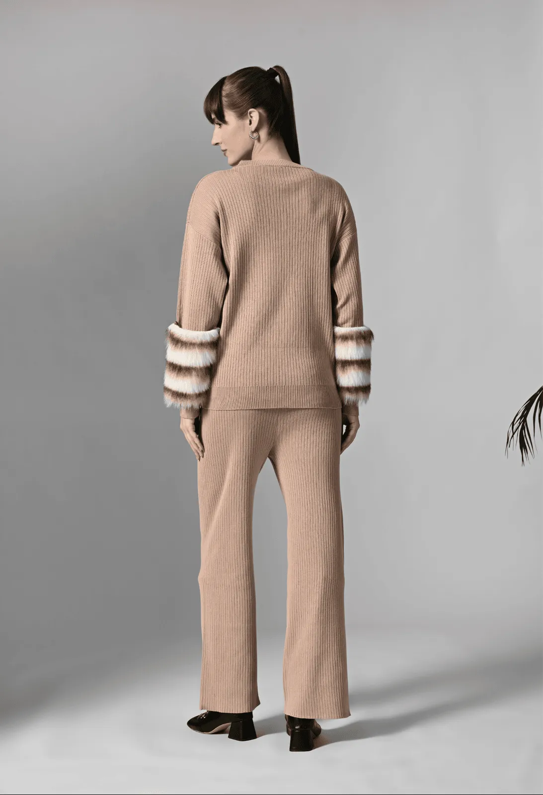 Pankh Luxe Zaar Wool Set With Detachable Fur Sleeve